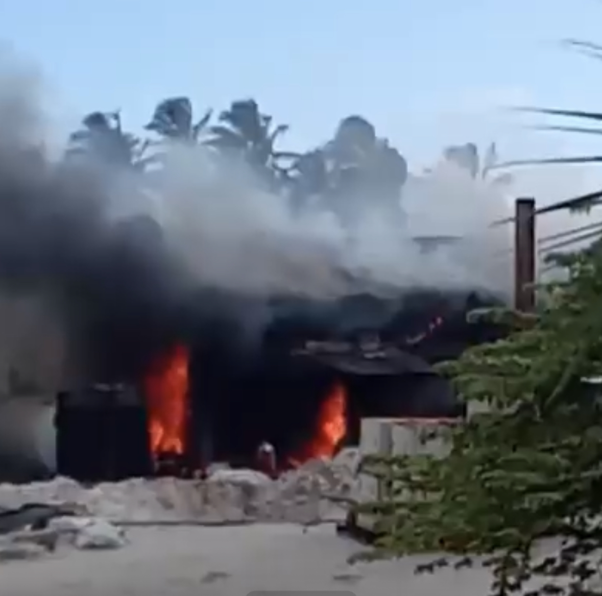 ބުރޭކިން: ލ. ގަމު ފެނަކަ އިންޖިނުގޭގައި އަލިފާން ރޯވެއްޖެ